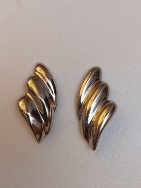 Vintage Unsigned Silver Tone Chunky Wing Tip Clip On Earrings